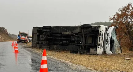 Konya'da feci kaza: Öğrenci servisi devrildi, çok sayıda yaralı var!