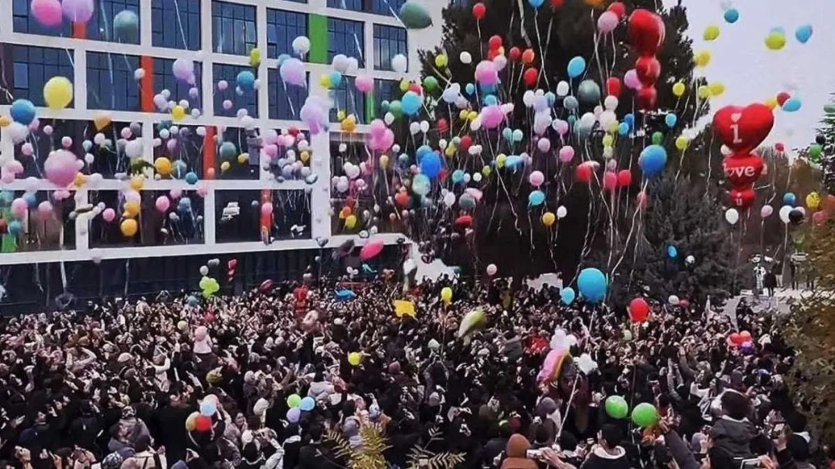 Malatya’da minik kahramanlar için binlerce balon gökyüzüne uçtu haberinin görseli