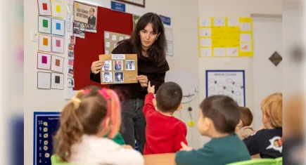 Öğrencisi olduğu çatının altında öğretmenlik yapıyor
