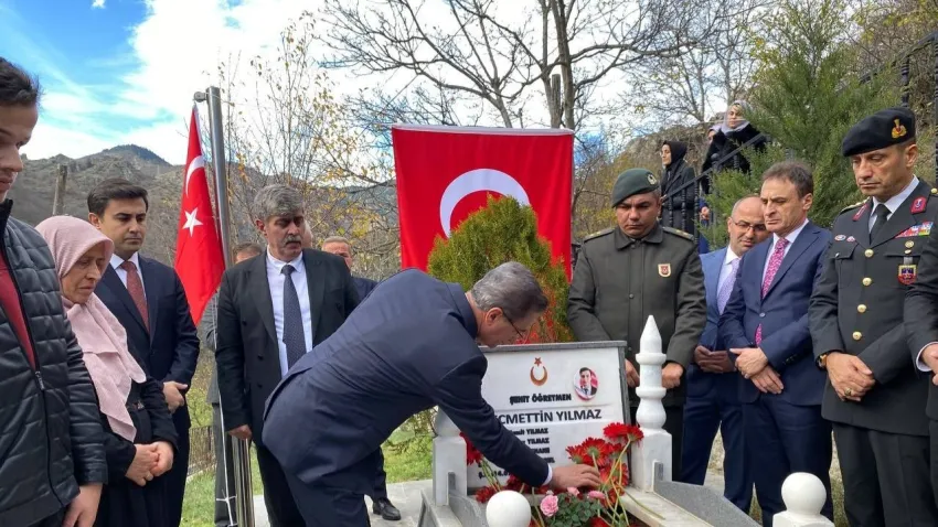 Şehit öğretmen Necmettin Yılmaz 9 yıl sonra yeniden yürekleri dağladı: Anmada duygulandıran sözler haberinin görseli