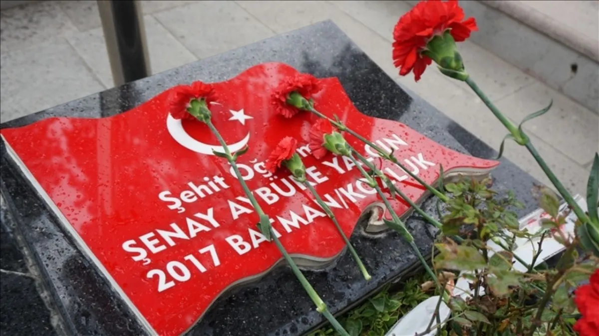 Şehit öğretmen Şenay Aybüke Yalçın, öğretmenler günü’nde kabri başında anıldı haberinin görseli