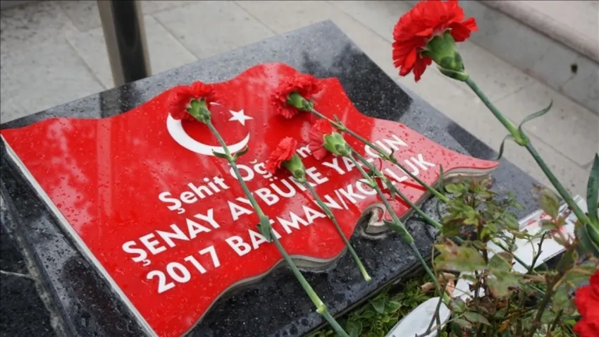 Şehit öğretmen Şenay Aybüke Yalçın, öğretmenler günü’nde kabri başında anıldı haberinin görseli