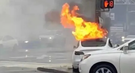 Tesla'ya ölümcül kaza davası: Alev alan araçta kapılar açılamadı