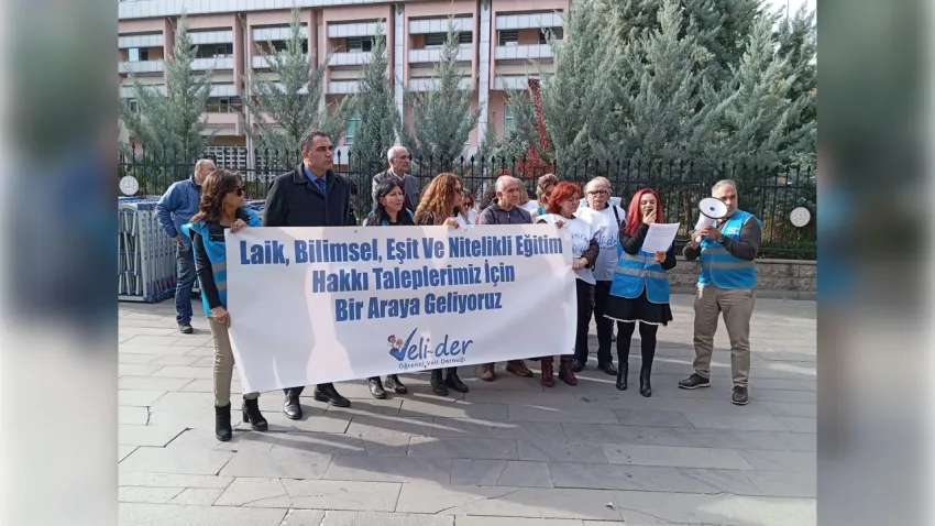 Veli-Der’den MEB önünde eylem: Toplumu eğitim hakkına sahip çıkmaya çağırıyoruz haberinin görseli