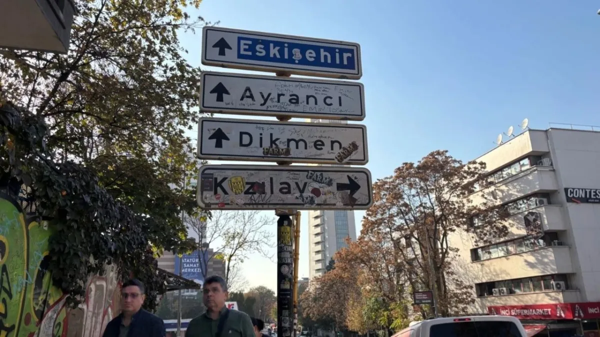 Ankara’da “Kızılay” tabelası 4’üncü kez yenilendi: Gençler fotoğraf çekmek için sınır tanımıyor haberinin görseli