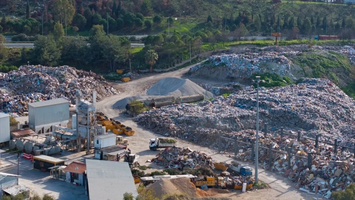 Buca’da çöp krizi büyüyor: Mahalle sinek ve kötü kokuya teslim oldu! haberinin görseli