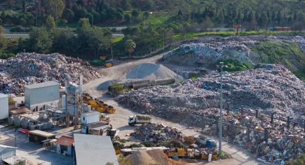 Buca’da çöp krizi büyüyor: Mahalle sinek ve kötü kokuya teslim oldu!