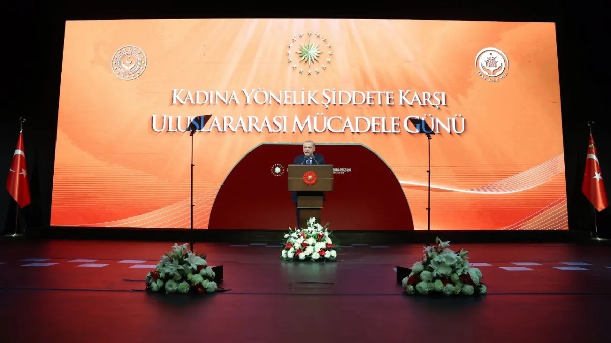 Cumhurbaşkanı Erdoğan’dan kadına şiddet mesajı: “En ön safta mücadeleye devam edeceğim” haberinin görseli