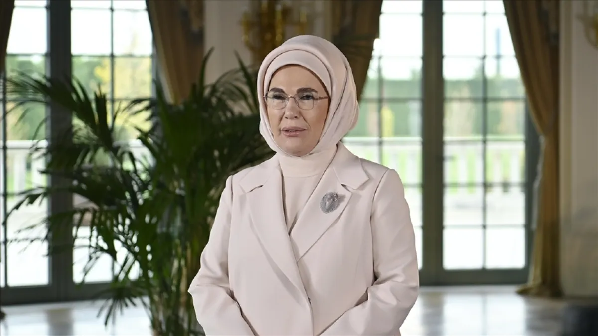 Emine Erdoğan’dan kadına şiddet mesajı: “Bir ailenin sesini kısan karanlık kırılma” haberinin görseli
