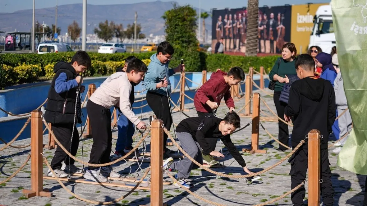 Geleneksel oyunlar tırı İzmir’de çocukları geçmişe yolculuğa çıkardı! haberinin görseli