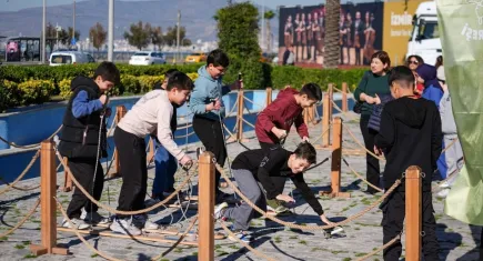 Geleneksel oyunlar tırı İzmir’de çocukları geçmişe yolculuğa çıkardı!