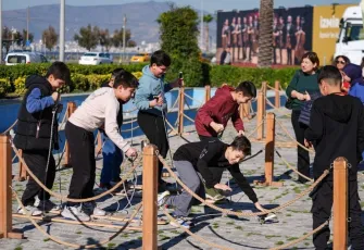 Geleneksel oyunlar tırı İzmir’de çocukları geçmişe yolculuğa çıkardı!
