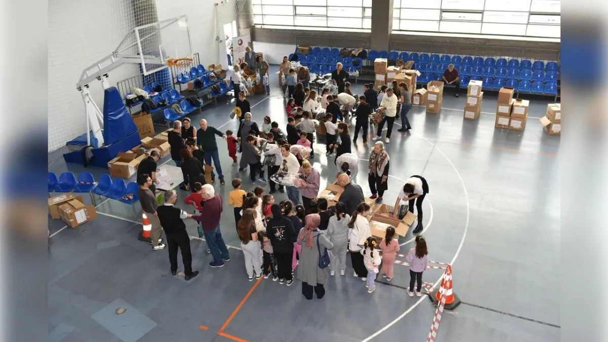 İzmir’de ihtiyaç sahibi çocuklara kışlık giysi sevinci haberinin görseli