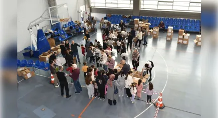 İzmir’de ihtiyaç sahibi çocuklara kışlık giysi sevinci