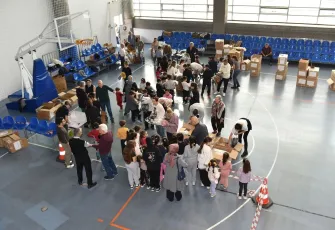 İzmir’de ihtiyaç sahibi çocuklara kışlık giysi sevinci