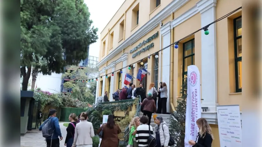 İzmir kadınları şiddete karşı “eşitliğe yürüyor