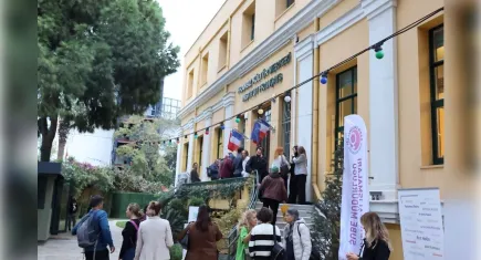 İzmir kadınları şiddete karşı “eşitliğe yürüyor