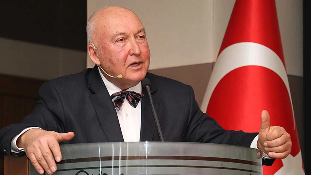 Prof. Övgün Ahmet Ercan kalp krizi geçirdi: Tedavisi İzmir'de devam ediyor! haberinin görseli