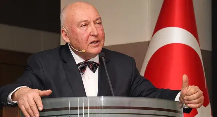 Prof. Övgün Ahmet Ercan kalp krizi geçirdi: Tedavisi İzmir'de devam ediyor!