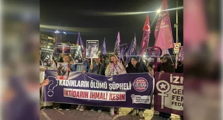 25 Kasımda kadınlar sessizliğini bozdu: Adalet arayan annelerin çığlığı Alsancak'ta yankılandı