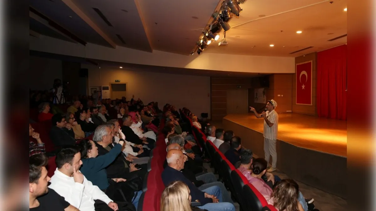 Çiğli’de Öğretmenler Günü komediyle şenlendi haberinin görseli