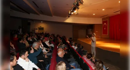 Çiğli’de Öğretmenler Günü komediyle şenlendi