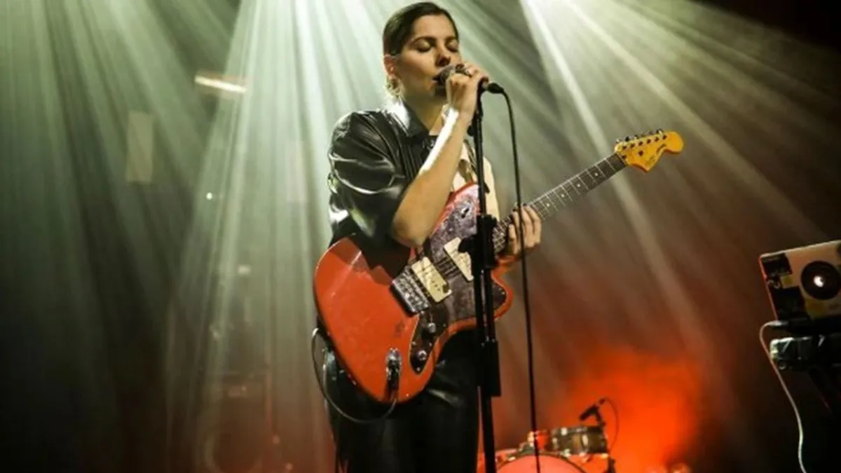 Deniz Tekin sevilen şarkılarıyla İzmir’de sahne alacak haberinin görseli