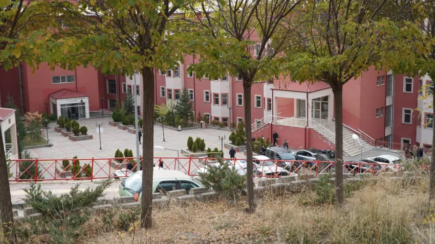 Gümüşhane Üniversitesi’nde rehine krizi: Kadın memur silahlı şüpheli tarafından alıkonuldu haberinin görseli
