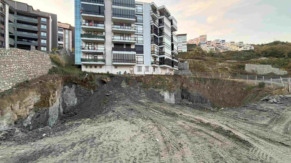 İnşaat alanında toprak kayması: 70 kişi tahliye edildi haberinin görseli