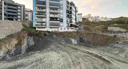 İnşaat alanında toprak kayması: 70 kişi tahliye edildi