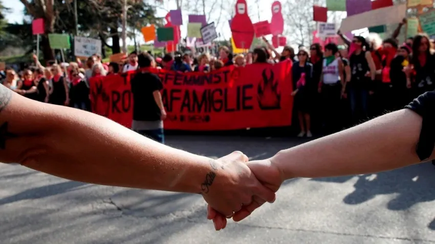 İtalya’da kadın cinayetlerine karşı tarihi adım: Ömür boyu hapis cezası resmen onaylandı haberinin görseli