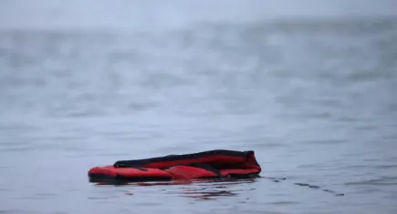 İzmir açıklarında su alan botta 1 düzensiz göçmen hayatını kaybetti