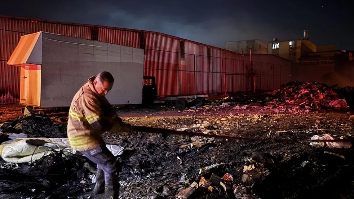 İzmir’de atık yığınında yangın: Kamyonet alevler arasında kaldı haberinin görseli