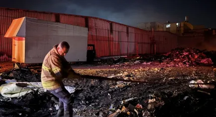 İzmir’de atık yığınında yangın: Kamyonet alevler arasında kaldı