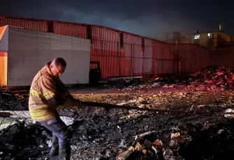 İzmir’de atık yığınında yangın: Kamyonet alevler arasında kaldı