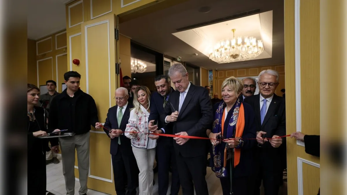 İzmir’in geçmişine ışık tutan fotoğraf sergisi İZTO'da açıldı haberinin görseli