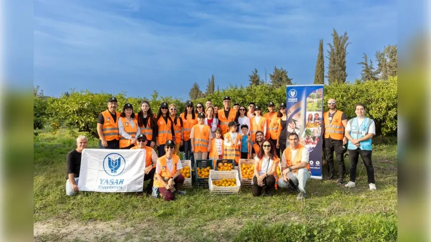 Lösemeli çocuklara anlamlı destek: Yaşar Üniversitesi'nden mandalina hasadına büyük katkı