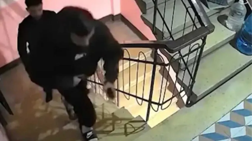 Martı sesi sandılar, evsiz adam çıktı: Gizlice yerleştiği çatı katında aylarca yaşamış