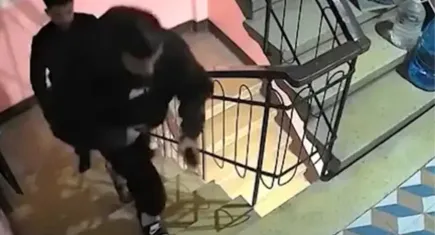 Martı sesi sandılar, evsiz adam çıktı: Gizlice yerleştiği çatı katında aylarca yaşamış