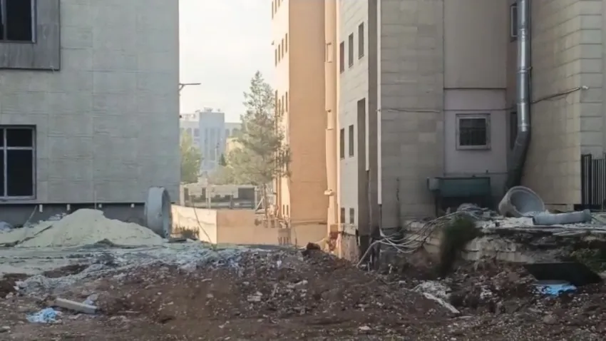 Şanlıurfa Adalet Sarayı’nda gizemli patlama: Zabıt katibi yaralandı, sebep henüz bilinmiyor haberinin görseli
