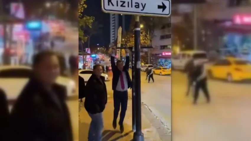 Sarıgül’den gençlerin akımına sürpriz katılım! Kızılay tabelasında dikkat çeken poz haberinin görseli