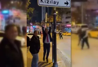 Sarıgül’den gençlerin akımına sürpriz katılım! Kızılay tabelasında dikkat çeken poz