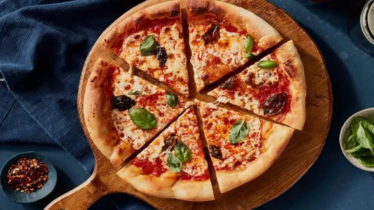 Taş fırın lezzetinde ev yapımı Margarita Pizza tarifi:  Margarita Pizza nasıl yapılır? haberinin görseli