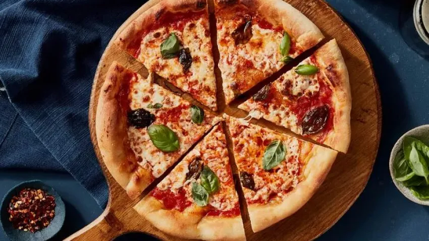 Taş fırın lezzetinde ev yapımı Margarita Pizza tarifi:  Margarita Pizza nasıl yapılır?