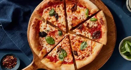 Taş fırın lezzetinde ev yapımı Margarita Pizza tarifi:  Margarita Pizza nasıl yapılır?
