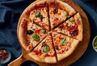Taş fırın lezzetinde ev yapımı Margarita Pizza tarifi:  Margarita Pizza nasıl yapılır?