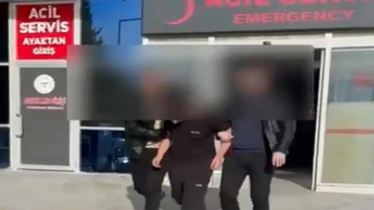 Türk bayrağı yakmaya çalışan şüpheli yakalandı haberinin görseli