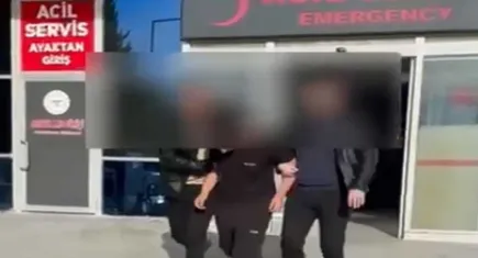 Türk bayrağı yakmaya çalışan şüpheli yakalandı