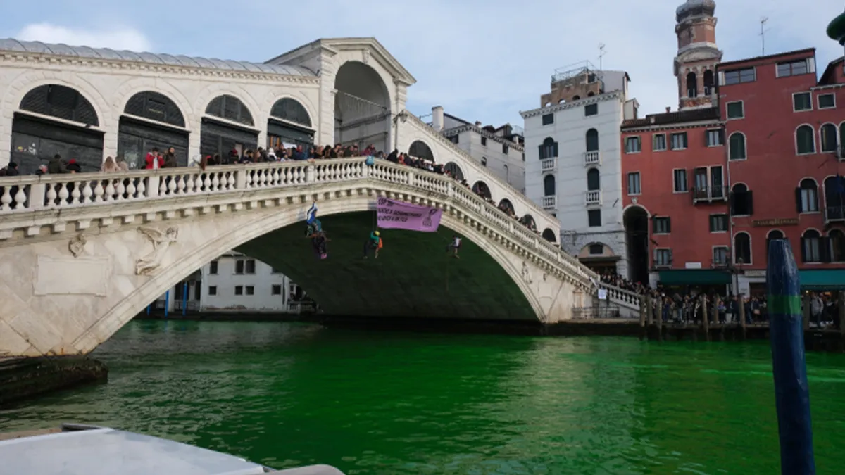 Venedik'ten Greta Thunberg'e 48 saatlik yasak: Büyük Kanal yeşil boyayla protesto edildi, aktivistler ceza aldı! haberinin görseli