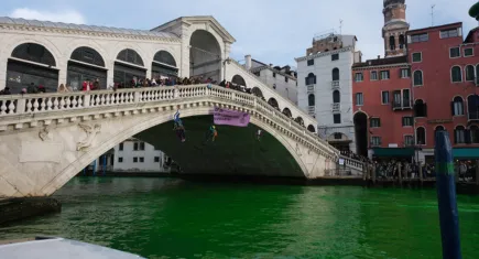 Venedik'ten Greta Thunberg'e 48 saatlik yasak: Büyük Kanal yeşil boyayla protesto edildi, aktivistler ceza aldı!